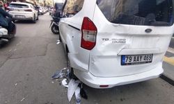 Kilis'te park halindeki araca çarpan motosikletteki 2 kişi yaralandı