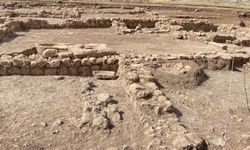 Perre Antik Kenti'ndeki kazılarda 1800 yıllık askeri madalya bulundu
