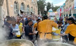 Şanlıurfa'da şafak vakti 10 bin kişiye tirit ikramı