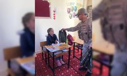 Bingöl'de jandarmadan öğrencilere kıyafet ve kırtasiye desteği