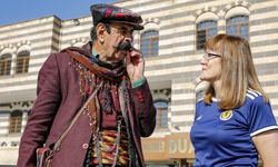 İskoç taraftarlar renkli kıyafetleriyle Diyarbakır'ın tarihi mekanlarını gezdi