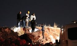 Patlayıcıyla temel açma çalışmasında etrafa saçılan taşlar 2 kişiyi yaraladı