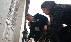 YPG/PKK'lı teröristlerin katlettiği Ayşenur öğretmenin görev yaptığı okula karanfil bırakıldı
