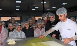 Diyarbakır'da öğrenciler tatlı imalat fabrikasına gezdi
