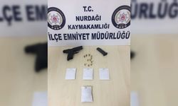 Gaziantep'te "dur" ihtarına uymayan otomobilde silah ve uyuşturucu ele geçirildi