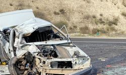 Gaziantep'te kamyona çarpan otomobildeki 1 kişi öldü, 2 kişi yaralandı