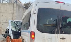 Gaziantep'te servis aracının çaptığı kamyonetin altında kalan 2 işçi öldü