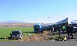 GÜNCELLEME - Şırnak'ta tır ile hafif ticari araç çarpıştı, 4 kişi öldü, 2 kişi yaralandı