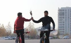 Şanlıurfa'nın yöresel lezzetlerini bisiklet şovlarıyla tanıtıyor