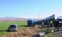 Şırnak'ta tır ile hafif ticari araç çarpıştı, 4 kişi öldü, 2 kişi yaralandı