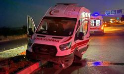 Ambulans refüje çarptı: 4 yaralı