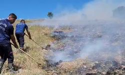 Dağlık alanda yangın araçların giremediği bölgeye ekipler küreklerle müdahale ediyor