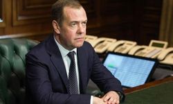 Medvedev: Beyaz Saray'da bostan korkuluğu bile oturabilir çünkü iş derin devletin elinde