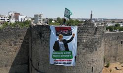 Diyarbakır surlarında Yahya Sinvar posterleri dalgalandı