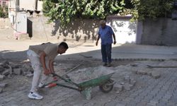 Mahalle sakinleri bitmeyen yol çilesini kendi imkânlarıyla gidermeye çalışıyor