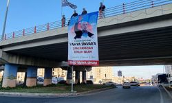 Şanlıurfa'da köprülü kavşağa Şehid Yahya Sinvar posteri asıldı