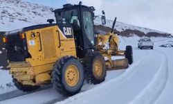 Şırnak'ta yağan kar köy yolunu ulaşıma kapattı