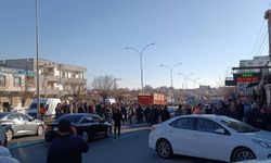 Şanlıurfa’da kazanın yaşandığı yol halk tarafından trafiğe kapatıldı