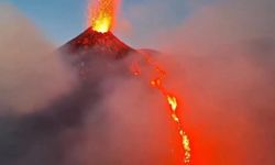 Etna Yanardağı'nda yeniden lav akışı