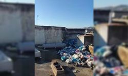 Şanlıurfa’da bir binanın çatısı çöp alanına dönüştü