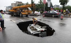 Tayvan'da çöken yol, bir aracı yuttu