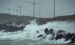 Balıkesir'de fırtınanın etkisiyle sürüklenen tekne Çanakkale'de bulundu