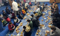 Bitlis’te camiye giden çocuk ve gençlere iftar programı