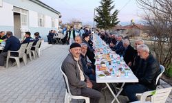 İmam ve muhtarın girişimiyle ilk kez köy halkı iftar sofrasında buluştu