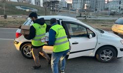 Siirt'te Umut Kervanı gönüllüleri iftara yetişemeyenlere iftarlık ve su ikramında bulundu