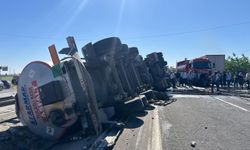 Bariyerlere çarpan tır devrildi: Şoför hayatını kaybetti