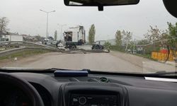 Bursa'da refüjde dönemeyen araç bariyerlere çarptı