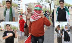 Mevlid etkinliğine katılan çocuklar boykota devam mesajı verdi