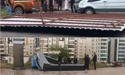 Diyarbakır'da fırtınada çatılar uçtu tabelalar devrildi