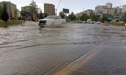 Diyarbakır'da sağanak: Caddeler göle döndü, altgeçitlerde araçlar mahsur kaldı