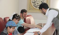 Görme engelliler,  gönül gözüyle Kur’an’ı Kerim’i öğrenmeye çalışıyorlar