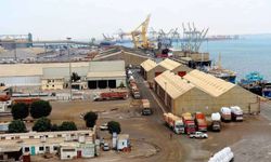 Hudeyde'deki limanlara açık tehdit: Siyonist rejim sivilleri hedef gösterdi