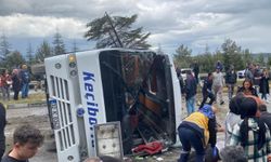 Isparta’da yolcu midibüsü devrildi: 16 yaralı