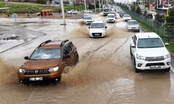 Malatya'da sağanak yağış nedeniyle caddeler su birikintileri ile doldu