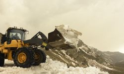 Mayıs ayında Bitlis'te karla mücadeleyle Nemrut Krater Gölü'nün yolu açıldı