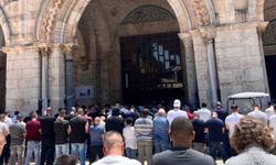 On binlerce kişi Mescid-i Aksa'da cuma namazını kıldı