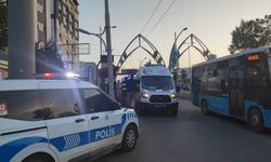 Otobüste başlayan tartışma durakta bıçaklı kavgaya dönüştü: 2 yaralı