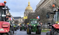 Paris'te çiftçiler traktörleri ile Ulusal Meclis önünde toplandı
