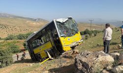 Siirt'te yolcu otobüsü şarampole devrildi: Sürücü hafif yaralandı