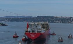 Türkiye'nin ilk yüzer doğalgaz gemisi İstanbul Boğazı'nda