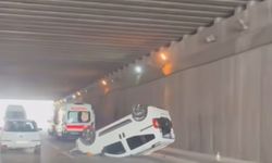 Adana’da alt geçitte kaza: Araç takla attı