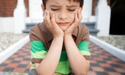 Çocuklarda aşırı utangaçlık neden kaynaklanır?