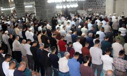 Diyarbakırlılar bayram namazını tarihi Ulu Camiinde eda etti