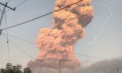 Endonezya'da yanardağ patladı