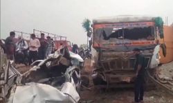 Hindistan'da kamyon minibüsün üzerine devrildi: 9 ölü