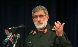İşgal rejiminin öldürdüğünü iddia ettiği İranlı komutan Tahran'daki gösterilere katıldı